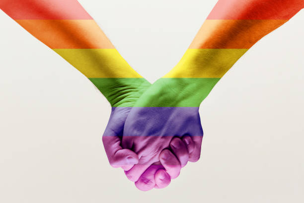 -무지개 깃발로 패턴화 된 손을 잡고 있는 게이 커플의. - pride month 뉴스 사진 이미지