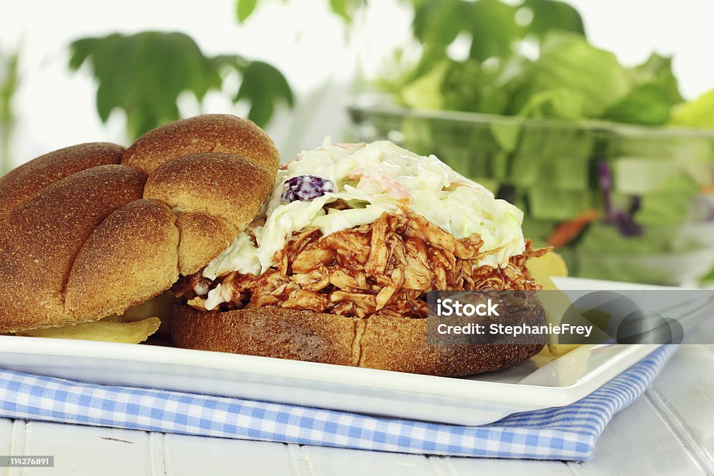 Slaw hamburger e patatine fritte - Foto stock royalty-free di Panino ripieno