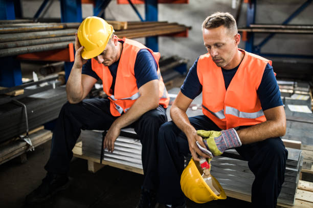 trabalhadores manuais deprimidos em uma ruptura no moinho de aço. - steel mill - fotografias e filmes do acervo