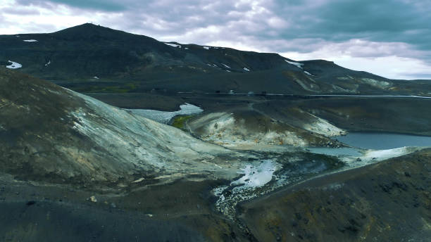 クレ��ーター湖と地熱発電所 - iceland hot spring geothermal power station geyser ストックフォトと画像