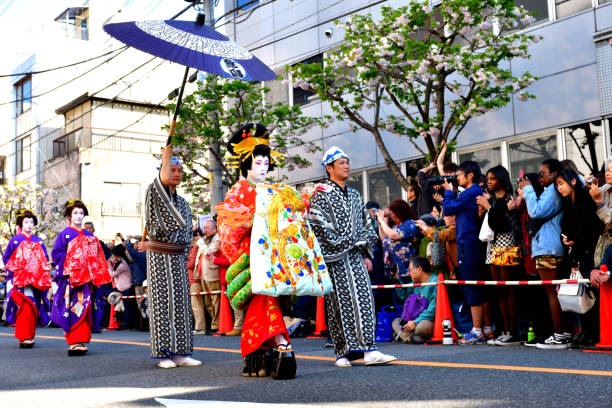 asakusa oiran dochu (parada): parada i występ na scenie w tokio - geisha kabuki japan japanese culture zdjęcia i obrazy z banku zdjęć