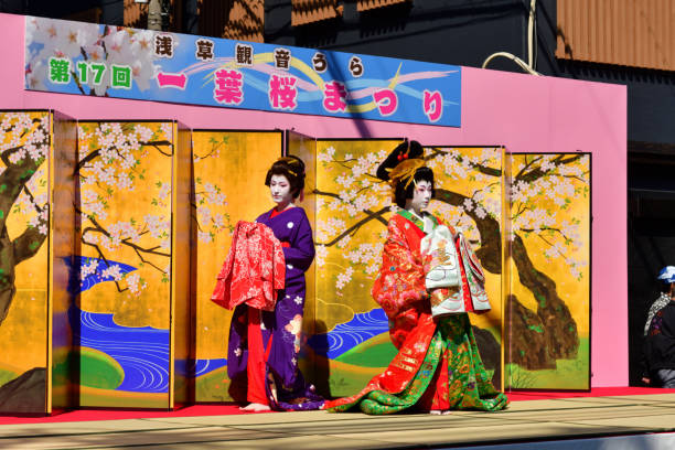 asakusa oiran dochu (parada): parada i występ na scenie w tokio - geisha kabuki japan japanese culture zdjęcia i obrazy z banku zdjęć