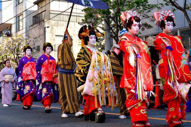 asakusa oiran dochu (parada): parada i występ na scenie w tokio - geisha kabuki japan japanese culture zdjęcia i obrazy z banku zdjęć