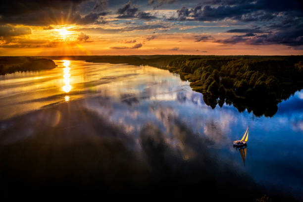 vacaciones en polonia-vacaciones con un veleros junto al lago - masuren fotografías e imágenes de stock