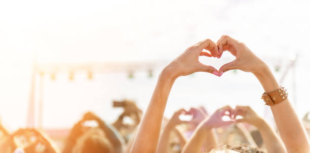 istock Heart-shape symbol for music band 1142794992