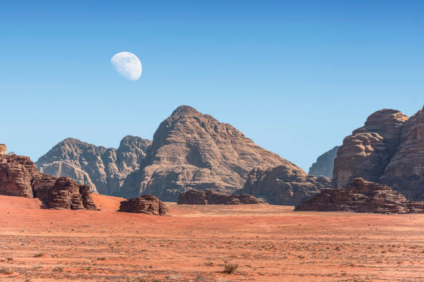 ヨルダンの赤い砂の砂漠のワディ・ラム村で巨大な月と信じられないほどの月の風景.「月の谷」としても知られるワディ・ラム、ヨルダン-イメージ - wadi rum ストックフォトと画像