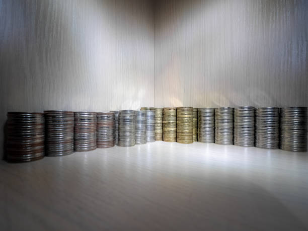 piles de pièces de monnaie dans le coin de la boîte en bois. - coin currency stack gold photos et images de collection