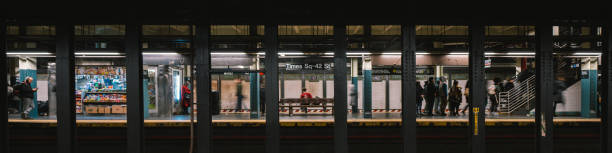 stile di vita degli americani alla piattaforma della stazione ferroviaria della metropolitana di times square. vita in città, o concetto di trasporto pubblico sotterraneo americano. dimensioni banner - subway station subway train new york city people foto e immagini stock