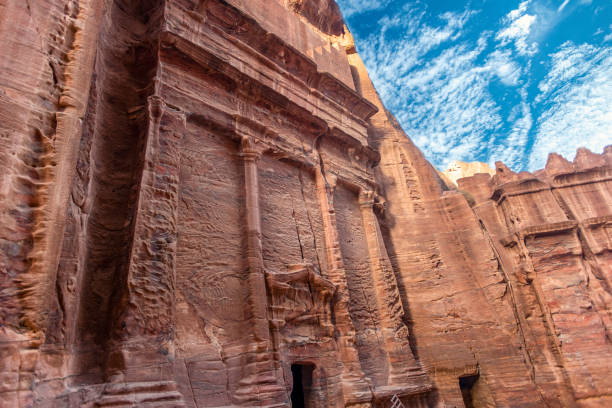 la tombe de 17 tombes dans la rue des façades à petra, les nouvelles sept merveilles du monde, jordan-image, focus sélectif - new seven wonders of the world photos et images de collection