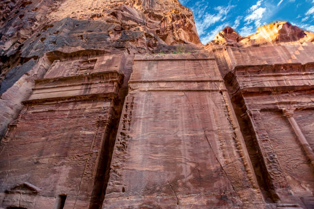 la tombe de 17 tombes dans la rue des façades à petra, les nouvelles sept merveilles du monde, jordan-image, focus sélectif - new seven wonders of the world photos et images de collection