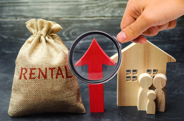 Bag with the money and the word Rental and up arrow with family and home. Raising the rent on housing. Increased demand for rental apartments. Payment of rent. Growth prices for rental housing bolso con el dinero y la palabra alquiler y flecha arriba con la familia y el hogar. elevar el alquiler en la vivienda. aumento de la demanda de apartamentos de alquiler. pago del alquiler. precios de crecimiento para viviendas de alquiler