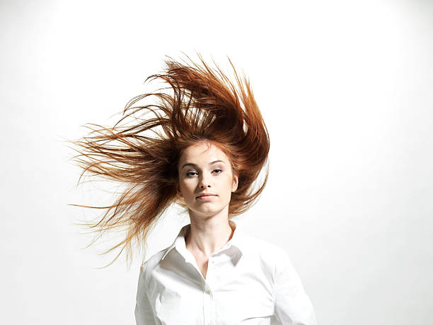 dynamique de cheveux femmes - cheveux dans le vent photos et images de collection