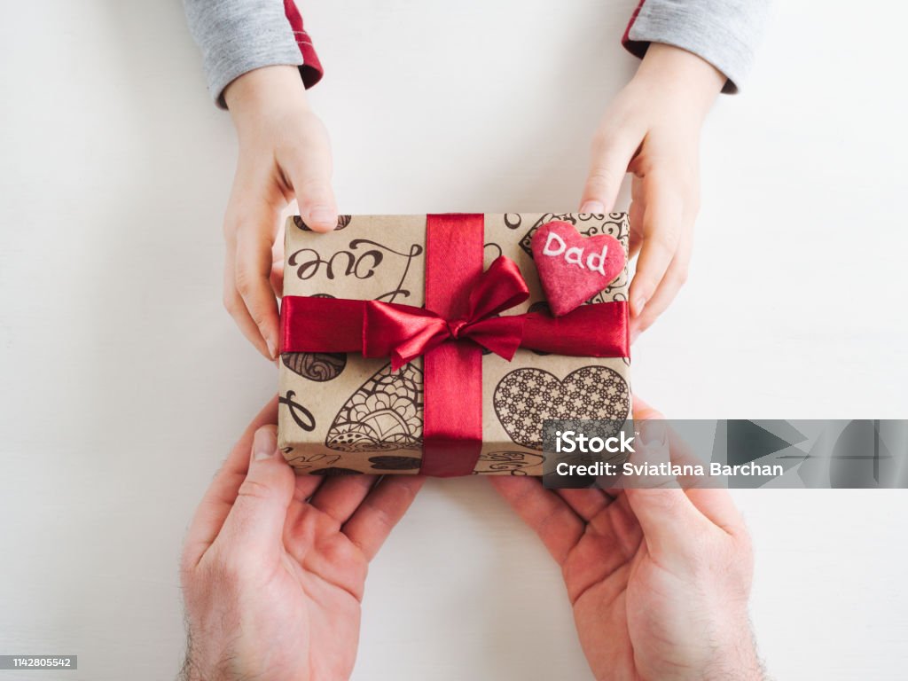Les mains de l’enfant et une belle boîte de cadeau, - Photo de Cadeau libre de droits