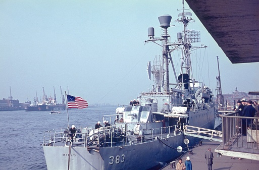 Hamburg, Germany, 1963. The USS Mills belonged to the Edsall class and was a companion of larger destroyers. Also, the USS Mills escorted ship convoys. The picture shows the USS Mills during a visit to Hamburg (Landungsbrücken).