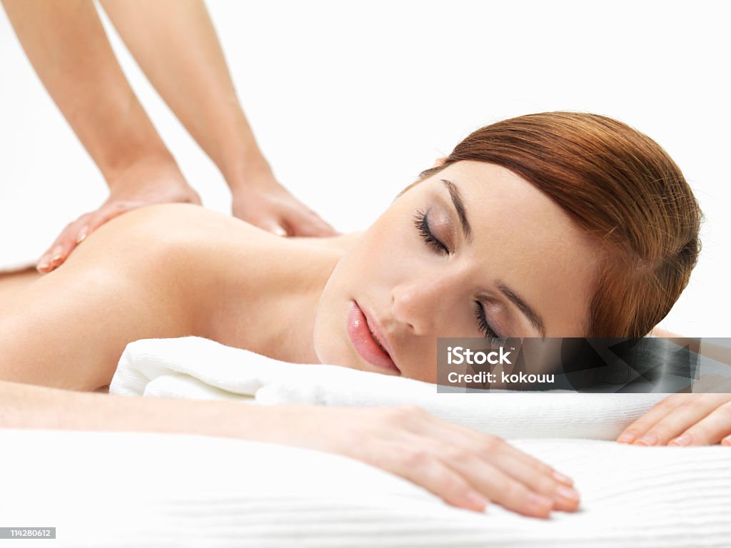 Jovem mulher relaxante durante uma massagem de corpo - Foto de stock de Adulto royalty-free