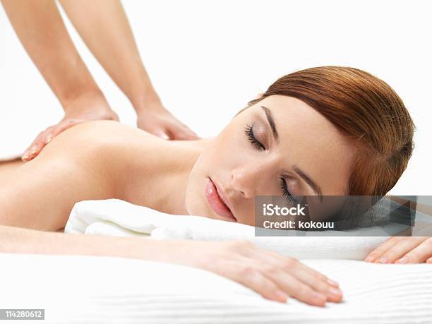 Foto de Jovem Mulher Relaxante Durante Uma Massagem De Corpo e mais fotos de stock de Adulto