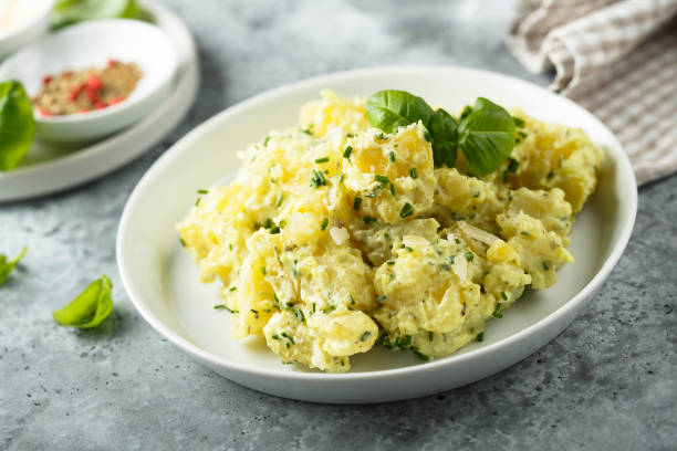 domowa sałatka ziemniaczana - salad prepared potato potato salad food zdjęcia i obrazy z banku zdjęć