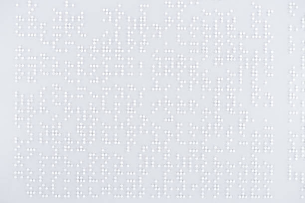 topansicht des textes lorem ipsum im internationalen braille-code auf weißem papier - blindenschrift stock-fotos und bilder