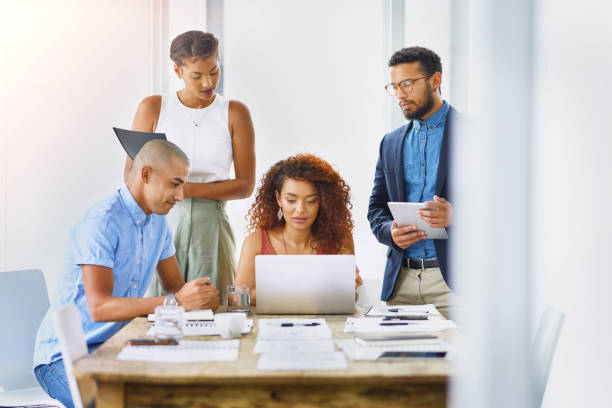 ビジネスをより良くするための計画を立てる - 助け合い 外国人 ストックフォトと画像