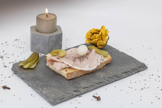 Simple sandwich ham butter but presented with elegance and romanticism