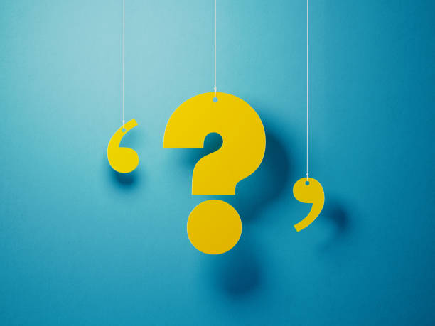 punto interrogativo giallo con stringa su sfondo blu - chiedere illustrazioni foto e immagini stock