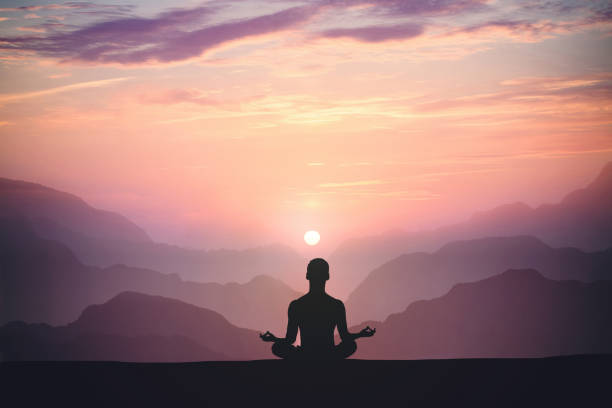 l'uomo pratica yoga e medita sulla montagna. - sunset yoga young men caucasian foto e immagini stock