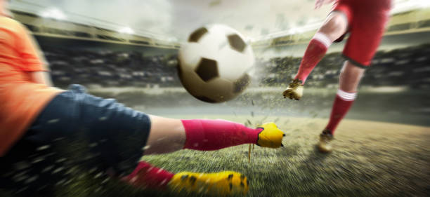 piłkarz kopiąc piłkę, gdy jego przeciwnik próbuje uporać się z piłką - indonesia football zdjęcia i obrazy z banku zdjęć