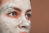 frau-schaut-weg-und-hat-tonmaske-im-gesicht.jpg?b=1&s=170x170&k=20&c=w73_3O-H60WKIKJtcugquNvUdiiKRhTzQx_0B2W0zhY=