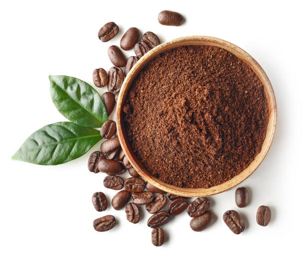 bowl of ground coffee and beans isolated on white background - breakfast close up studio shot group of objects imagens e fotografias de stock