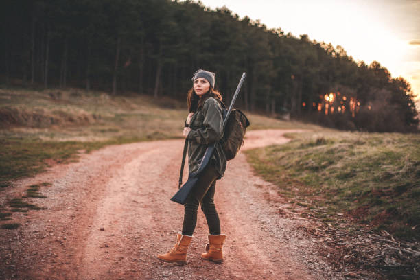 여자 사냥꾼, 새를 찾고 - shooting women gun shotgun 뉴스 사진 이미지