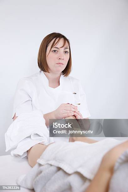 Reflexologist Stockfoto und mehr Bilder von Alternative Behandlungsmethode - Alternative Behandlungsmethode, Berühren, Druck - Physikbegriff