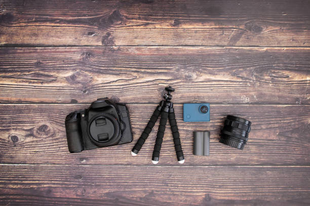 kit de viaje cámara de teléfono y trípode sobre fondo de madera - black pencil flash fotografías e imágenes de stock