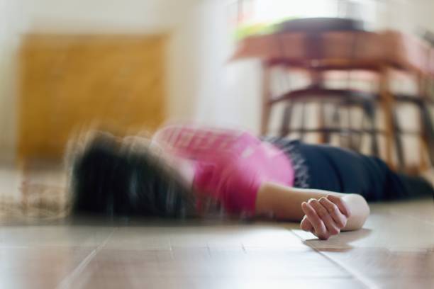 mujer acostada en el suelo en casa, epilepsia, inconsciencia, desmayos, accidentes cerebrovasculares, accidentes u otro problema de salud. - one floor fotografías e imágenes de stock