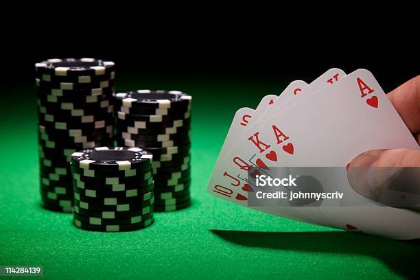 Poker Królewski I Czarny Wiórów - zdjęcia stockowe i więcej obrazów Poker królewski - Poker królewski, Rodzina królewska, As