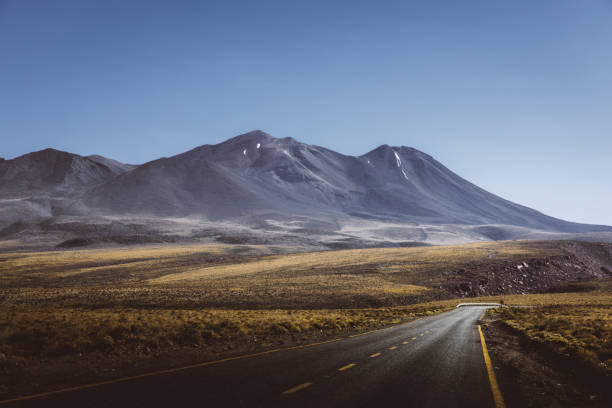 vista panoramica della strada di montagna nel deserto di atacama - volcano lake mountain mountain range foto e immagini stock