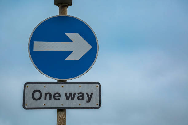 istock Sign with arrow to the right 1142846272