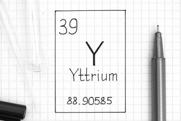 elemento químico de escritura a mano yttrium y con pluma negra, tubo de ensayo y pipetas. - yttrium fotografías e imágenes de stock