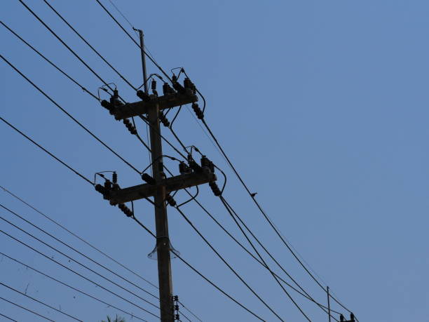 przewód elektryczny i słup z błękitnym niebem - transformer electricity mesh power line zdjęcia i obrazy z banku zdjęć