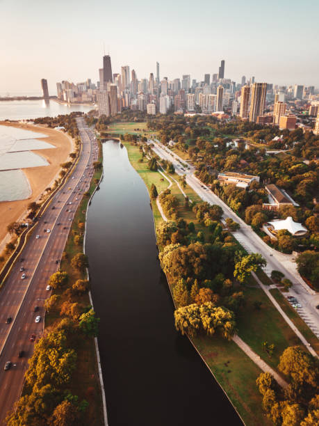 chicago skyline havadan görünüm - grant park stok fotoğraflar ve resimler