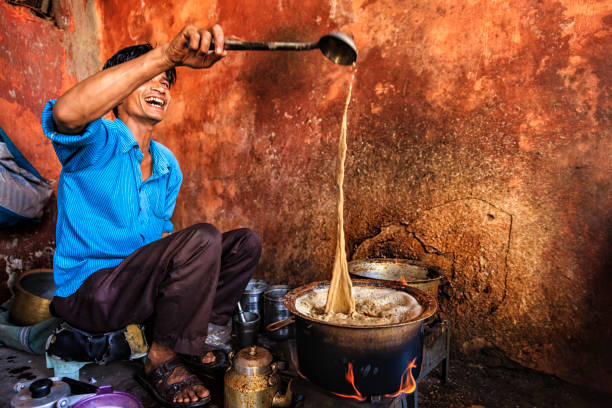 indyjski sprzedawca ulicy sprzedaży herbaty - masala chai w dżajpur - czaj zdjęcia i obrazy z banku zdjęć