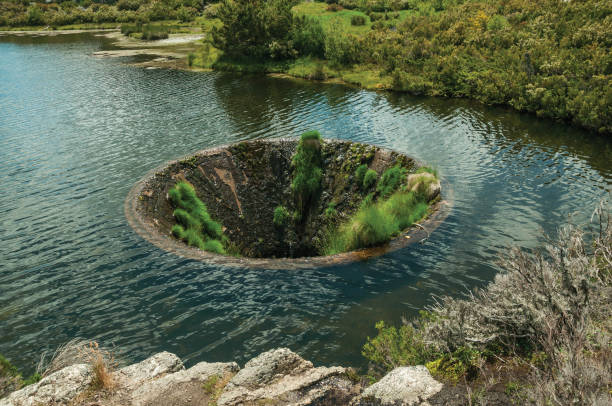 grande dolina in un lago di diga sugli altopiani - wavelet foto e immagini stock