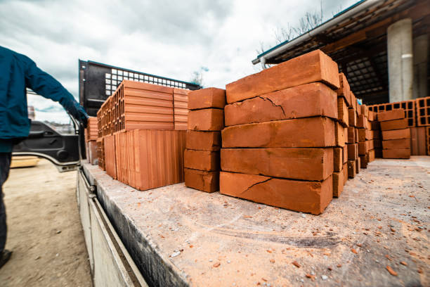 material de construcción de ladrillos de arcilla cargado en la parte posterior del camión de entrega - construction material material brick building activity fotografías e imágenes de stock