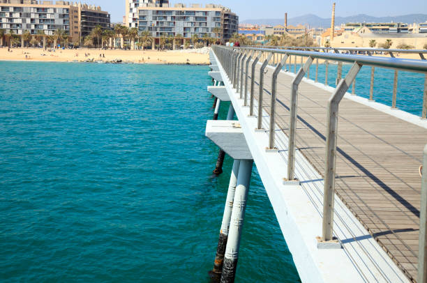 puente petrolero, badalona - maresme fotografías e imágenes de stock