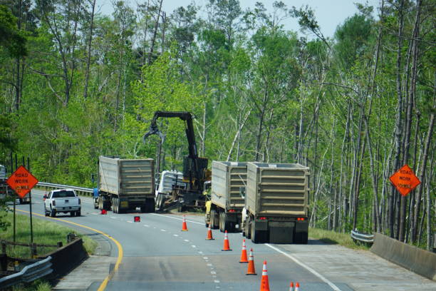 6ヶ月ポストハリケーン・マイケルクリーンアップは、フロリダの東パンハンドルを通って私10に続きます - two lane highway 写真 ストックフォトと画像