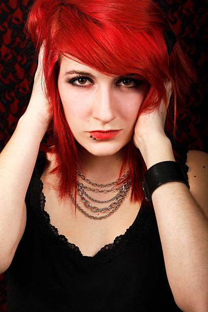 punk rotes haar mädchen mit piercings - pierced punk goth teenager stock-fotos und bilder