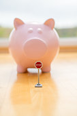 piggy-bank-mit-stop-schild-sparen-sie-geld-und-finanzielle-investitionen.jpg?b=1&s=170x170&k=20&c=Z4GwipXBYyk_7DfX81Z4VAmp1CC2LmiAfb7VikPQwUI=