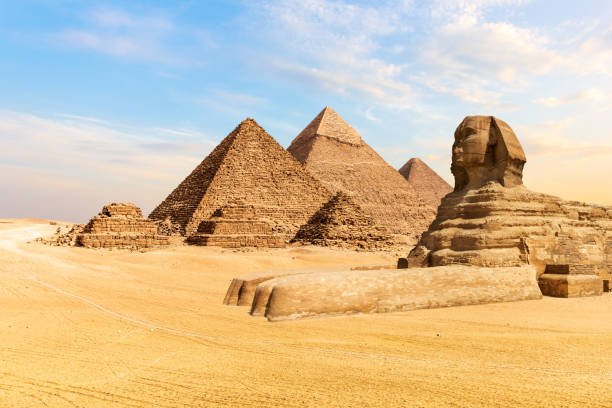 the pyramids of giza and the great sphinx, egypt - giza plateau fotos imagens e fotografias de stock