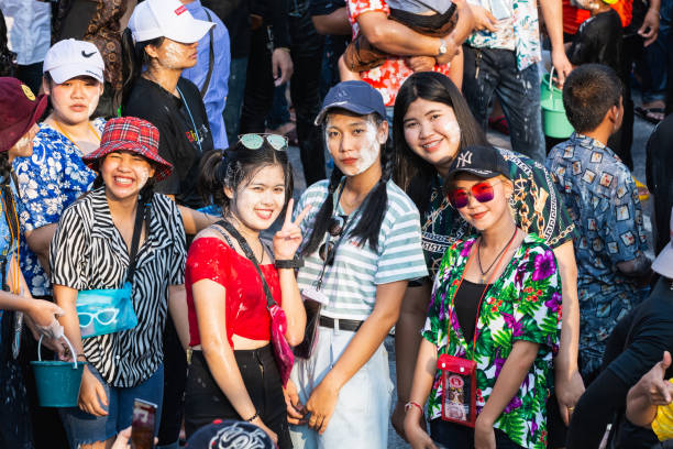povos tailandeses que comemoram o festival da água de songkran do ano novo nas ruas de sukhothai, tailândia - buddhist new year songkran traditional festival dancing - fotografias e filmes do acervo