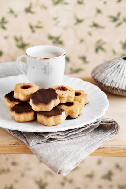 biscotto al cioccolato con caffè, biscotto, biscotti linzer, biscotti integrali alla marmellata, biscotto sandwich, - marmalade baked biscuit brown foto e immagini stock