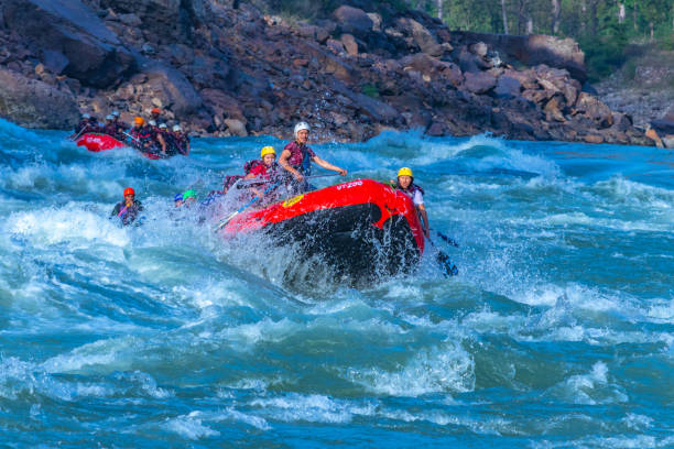 los jóvenes disfrutan de rafting en el río ganges, rishikesh india - color image season people wet fotografías e imágenes de stock